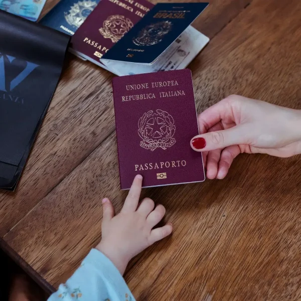Aurora-e-vic-indicando-passaportes