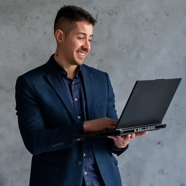 William-segurando-notebook-rindo